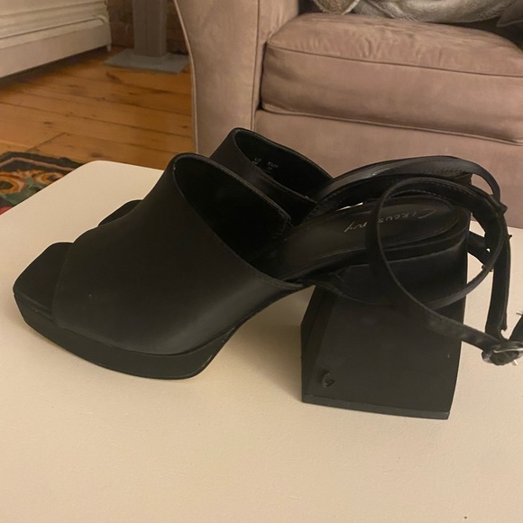 Black platform heels with ankle strap - Picture 5 of 7